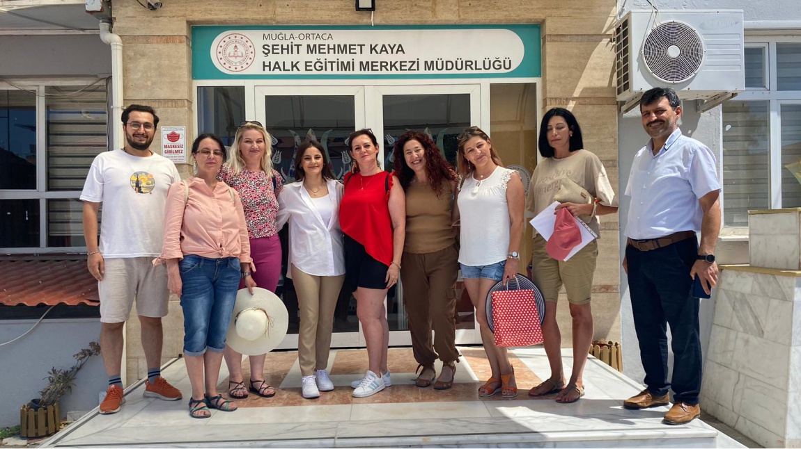 Romanya'dan Erasmus Projesi kapsamında ilçemize gelen öğretmenler kurumumuzu ziyaret etti. Kurslarımızı gezerek etkinlikler yaptılar. 